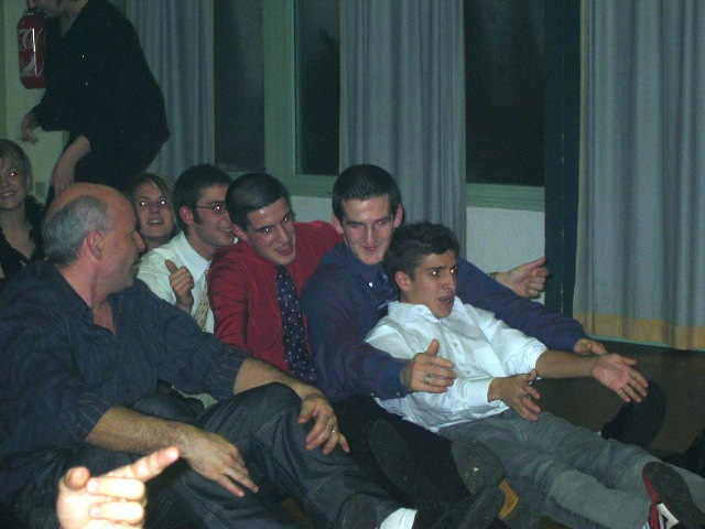 Jeunes et moins jeunes dansent Paquito