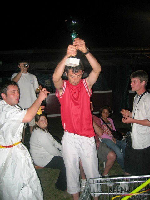 Il prit le vin, le leva et le rompit en disant, prenez et buvez en tous