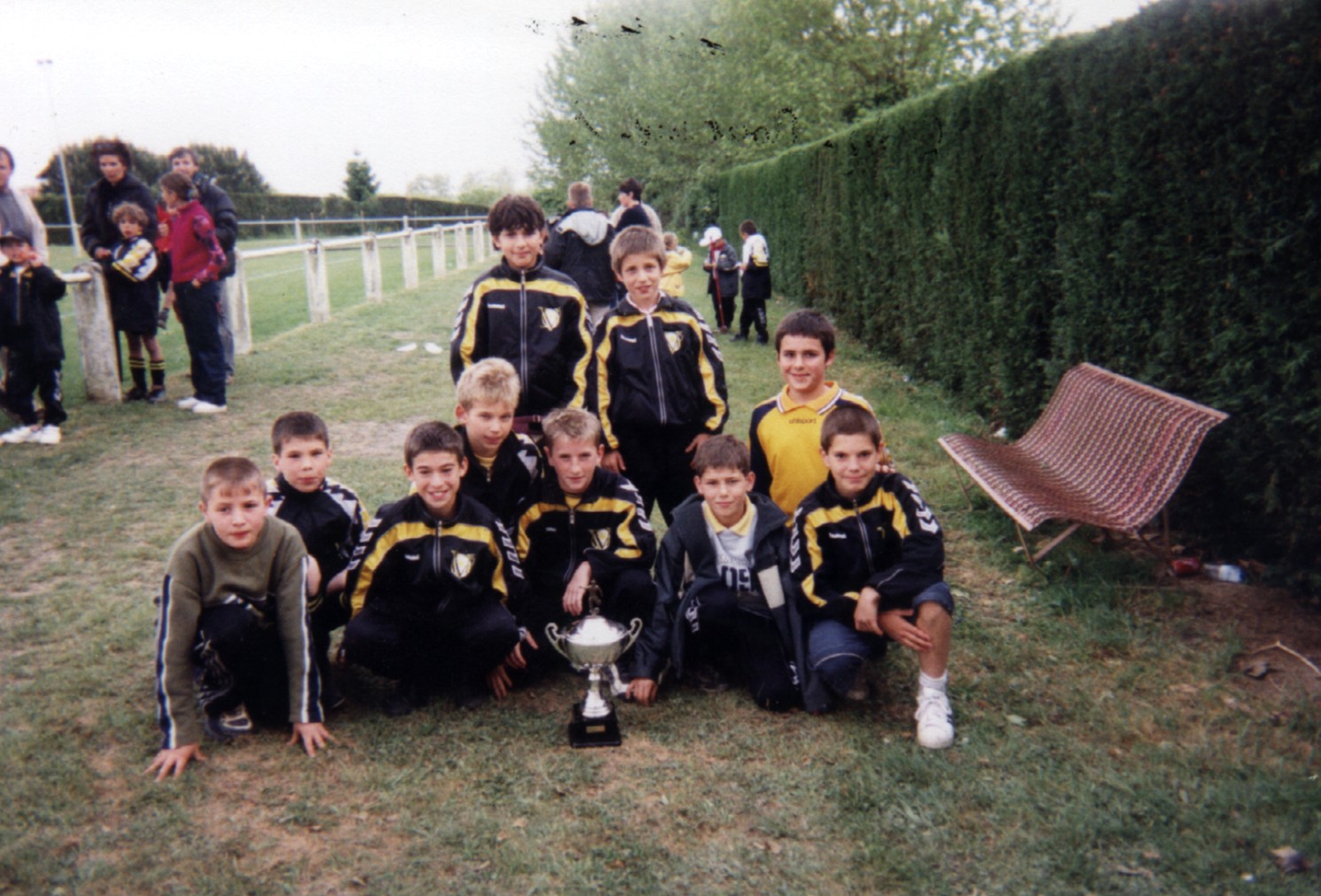Les benjamins heureux autour de leur coupe